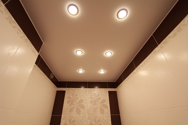 Потолок в ванной комнате - фото новинок дизайна